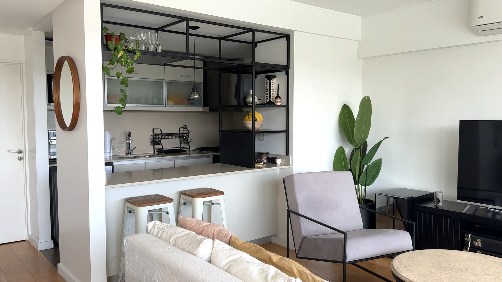 Cocina moderna con isla, comedor integrado y plantas — proyecto Rosales Park Tower HJ, por Hermann Arquitectos, en Cmte. Leonardo Rosales 2793 B1636DRA